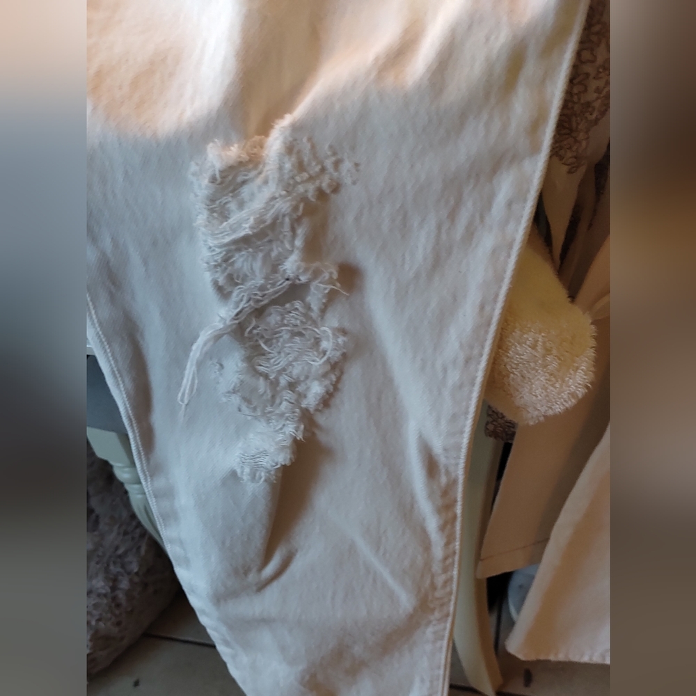 White Levi sz 28 501 with button fly - Picture 5 of 6
